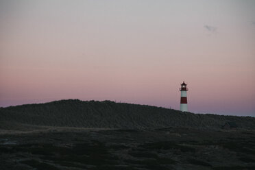 Deutschland, Sylt, Nationalpark Schleswig Holsteinisches Wattenmeer, Dünenlandschaft, Ellenbogen, Leuchtturm List Ost, Abendlicht - ANHF00073