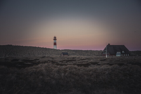 Deutschland, Sylt, Nationalpark Schleswig Holsteinisches Wattenmeer, Dünenlandschaft, Ellenbogen, Leuchtturm List Ost, Abendlicht, lizenzfreies Stockfoto