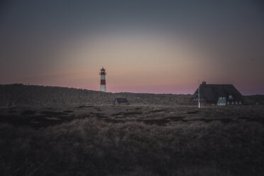 Deutschland, Sylt, Nationalpark Schleswig Holsteinisches Wattenmeer, Dünenlandschaft, Ellenbogen, Leuchtturm List Ost, Abendlicht - ANHF00074