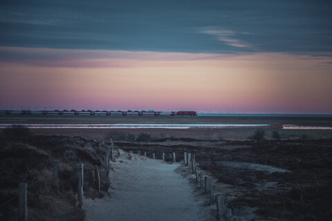 Deutschland, Sylt, Nationalpark Schleswig-Holsteinisches Wattenmeer, Morsum Kliff, Dünenlandschaft, Autotransportzug, Abendlicht, lizenzfreies Stockfoto