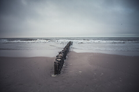 Deutschland, Sylt, Strand, Meer, Wellenbrecher, Winter, lizenzfreies Stockfoto