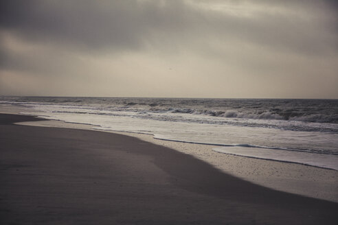 Deutschland, Sylt, Kampen, einsamer Strand, Meer, Winter - ANHF00086