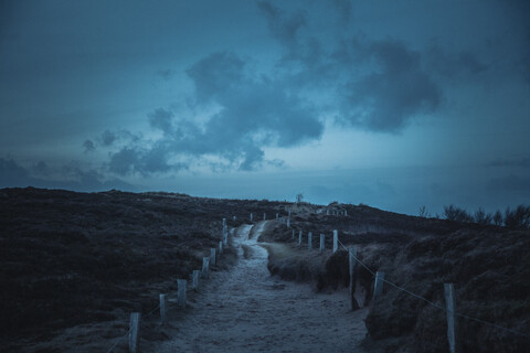 Deutschland, Sylt, Nationalpark Schleswig Holsteinisches Wattenmeer, Morsum Kliff, Dünenlandschaft, Blaue Stunde, lizenzfreies Stockfoto