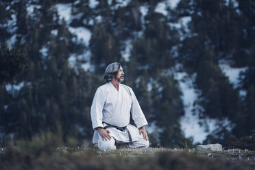 Älterer Mann übt Karate im Freien, Meditation - OCMF00309