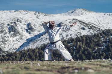 Älterer Mann übt Karate im Freien - OCMF00311