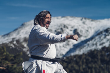 Älterer Mann übt Karate im Freien - OCMF00314