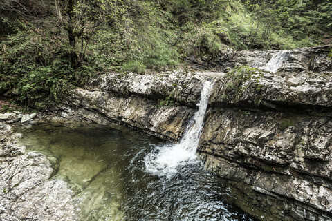 Deutschland, Oberbayern, Bayerische Voralpen, Walchensee, Wasserfall in einem Wildbach, lizenzfreies Stockfoto