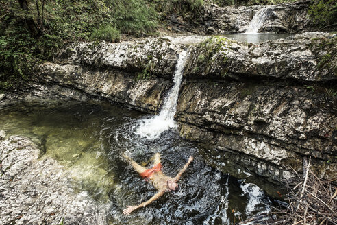 Deutschland, Oberbayern, Bayerische Voralpen, Walchensee, junger Mann schwimmt in einem Tauchbecken - WFF00064