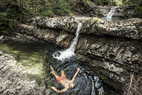 Deutschland, Oberbayern, Bayerische Voralpen, Walchensee, junger Mann schwimmt in einem Tauchbecken - WFF00065