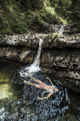 Deutschland, Oberbayern, Bayerische Voralpen, Walchensee, junger Mann schwimmt in einem Tauchbecken - WFF00066