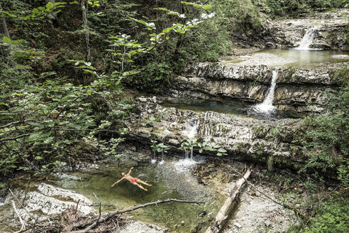 Deutschland, Oberbayern, Bayerische Voralpen, Walchensee, junger Mann schwimmt in einem Tauchbecken - WFF00070