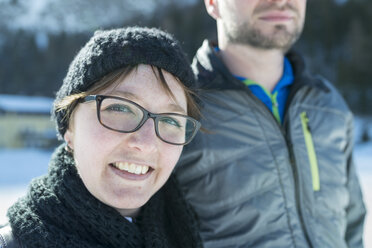 Porträt einer lächelnden Frau mit Mann im Freien im Winter - MKFF00453