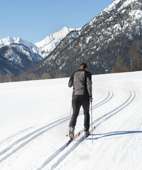 Austria, Tyrol, Achensee, man doing cross country skiing - MKFF00458