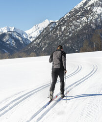 Österreich, Tirol, Achensee, Mann beim Skilanglauf - MKFF00458