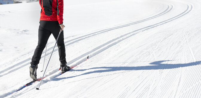 Österreich, Tirol, Achensee, Nahaufnahme eines Mannes beim Skilanglauf - MKFF00459