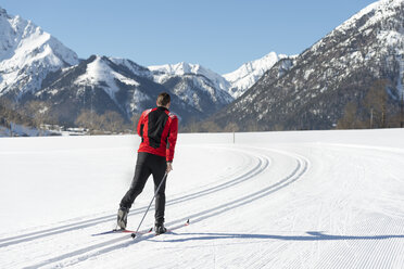 Österreich, Tirol, Achensee, Mann beim Skilanglauf - MKFF00460