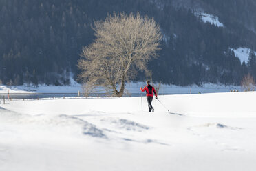 Österreich, Tirol, Achensee, Mann beim Skilanglauf - MKFF00461