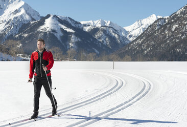 Österreich, Tirol, Achensee, Mann beim Skilanglauf - MKFF00462