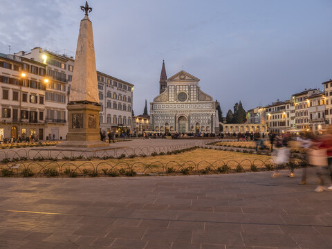 Italien, Toskana, Florenz, Santa Maria Novella, Piazza Santa Maria Novella am Abend, lizenzfreies Stockfoto