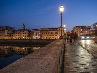 Italien, Toskana, Florenz, Arno, Ponte Alla Carraia zur blauen Stunde - LAF02231
