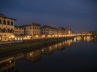 Italien, Toskana, Florenz, Fluss Arno, Blick von der Ponte alla Carraia bei Nacht - LAF02232
