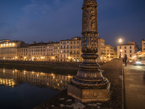 Italien, Toskana, Florenz, Fluss Arno, Blick von der Ponte alla Carraia bei Nacht, lizenzfreies Stockfoto