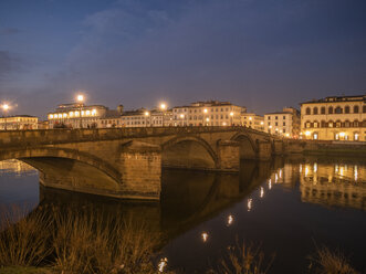 Italien, Toskana, Florenz, Fluss Arno, Ponte alla Carraia bei Nacht - LAF02234
