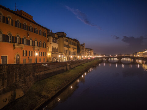 Italien, Toskana, Florenz, Fluss Arno, Blick von der Ponte alla Carraia bei Nacht, lizenzfreies Stockfoto