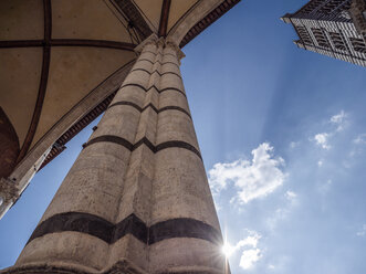 Italien, Toskana, Siena, Kathedrale von Siena, Turm und Säule im Gegenlicht, tiefer Blickwinkel - LAF02238