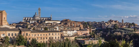 Italien, Toskana, Siena, Basilica di San Domenico links, Dom von Siena, Universität von Siena rechts, lizenzfreies Stockfoto