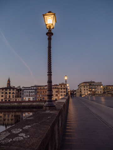 Italien, Toskana, Florenz, Fluss Arno, Ponte alla Carraia am Abend, lizenzfreies Stockfoto