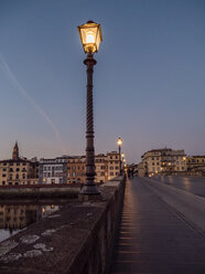 Italien, Toskana, Florenz, Fluss Arno, Ponte alla Carraia am Abend - LAF02246