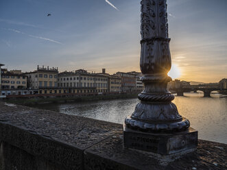 Italien, Toskana, Florenz, Fluss Arno, Ponte alla Carraia, Blick auf Ponte Santa Trinita und Ponte Vecchio - LAF02247