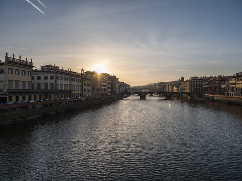 Italien, Toskana, Florenz, Arno, Blick von Ponte Alla Carraia auf Ponte Santa Trinita und Ponte Vecchio, lizenzfreies Stockfoto