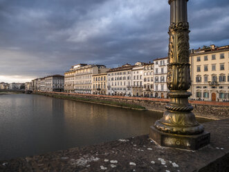 Italien, Toskana, Florenz, Fluss Arno, Ponte alla Carraia - LAF02251