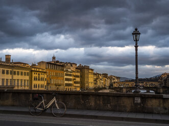 Italien, Toskana, Florenz, Fluss Arno, Ponte Alla Carraia, Blick auf Ponte Santa Trinita und Ponte Vecchio - LAF02252