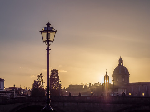 Italien, Toskana, Florenz, Chiesa di San Frediano in Cestello, Ponte Alla Carraia bei Sonnenuntergang, lizenzfreies Stockfoto