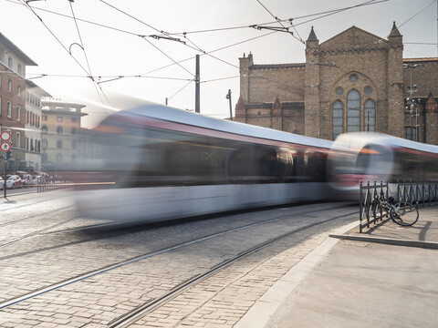 Italien, Toskana, Florenz, Santa Maria Novella, Straßenbahnfahren, lizenzfreies Stockfoto