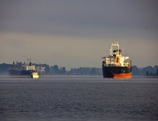 Ships on the Columbia River, Pacific Northwest, United States - MINF10893