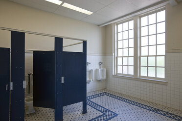 Männliche Toilette in einer Schule - MINF10914