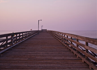 Uferpromenade bei Sonnenaufgang - MINF10968