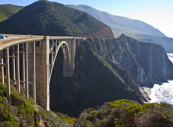 Die Bixby-Brücke überquert einen Abgrund - MINF10978