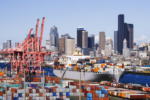 Handelsdock mit Stadt im Hintergrund, Seattle, Washington, Vereinigte Staaten - MINF11013