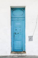 Alte blaue Tür an weißer Wand - MINF11014