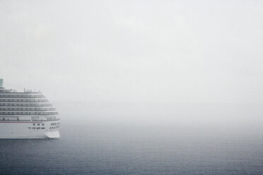 Kreuzfahrtschiff im Nebel auf dem Meer - MINF11030