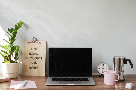 Schreibtisch mit Laptop im Heimbüro, lizenzfreies Stockfoto