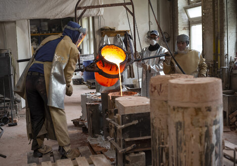 Art foundry, Foundry workers casting - BFRF01992