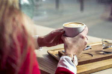 Frauenhände halten eine Tasse Kaffee, Nahaufnahme - ACPF00491