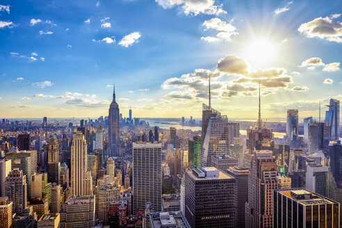 USA, New York City, Wolkenkratzer in Manhattan gegen die Sonne - HNF00802