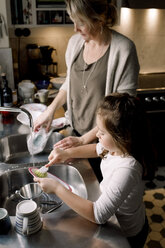 Hohe Winkelansicht von Mutter und Tochter arbeiten in der Küche zu Hause - MASF11601
